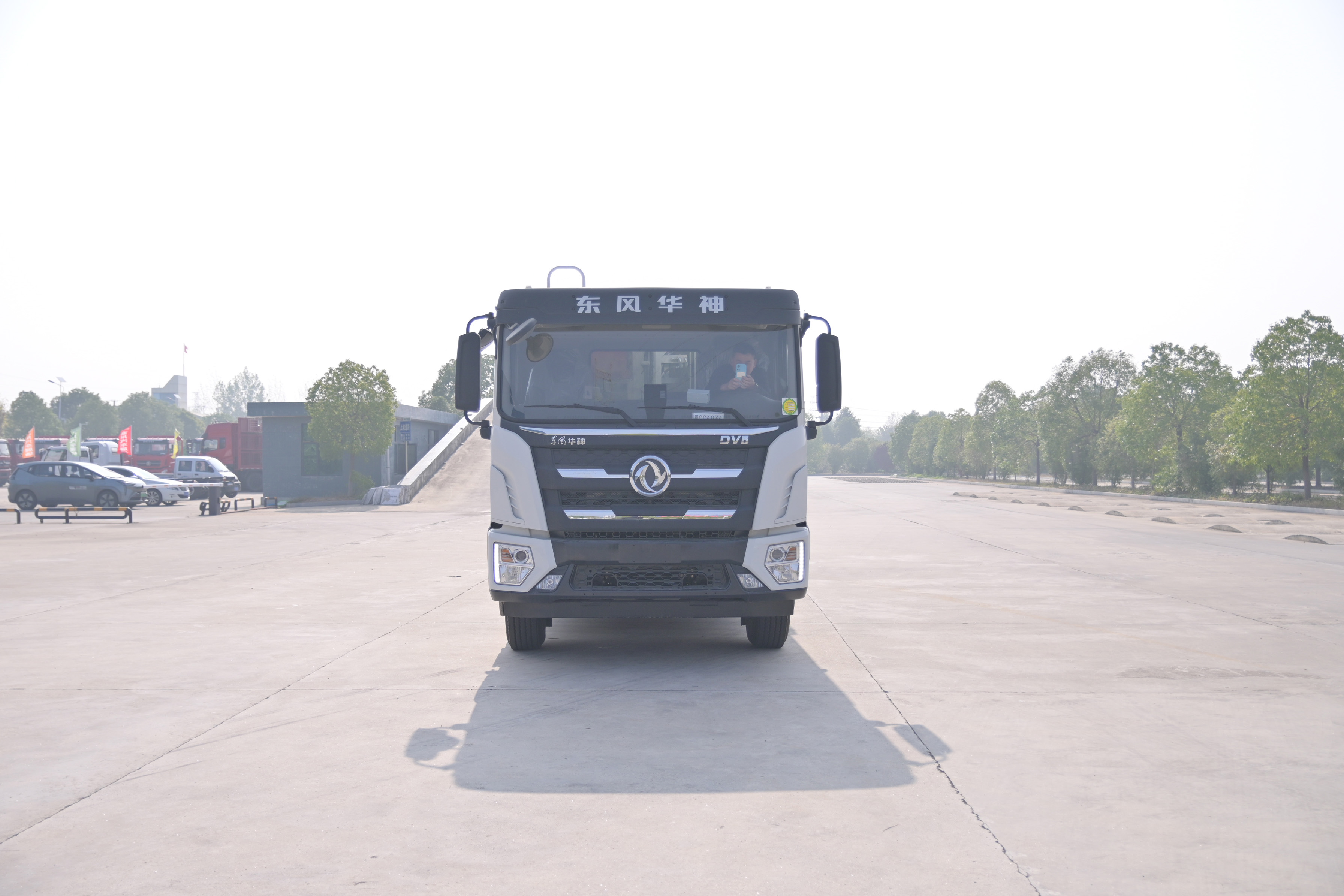 東風(fēng)華神純電動(dòng)12方高端壓縮垃圾車(chē)圖片2