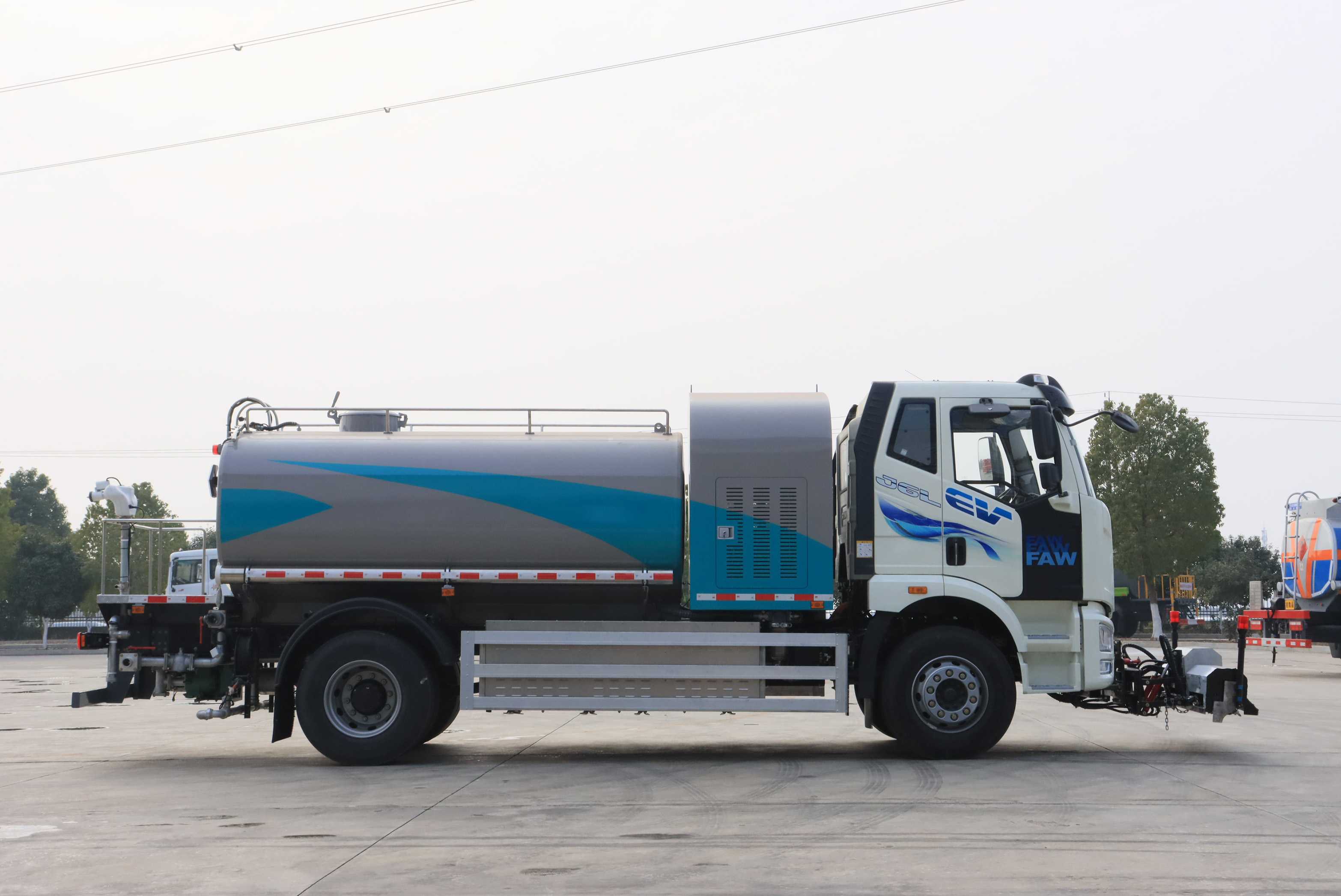 FAW解放純電動(dòng)10方多功能清洗車(chē)圖片3
