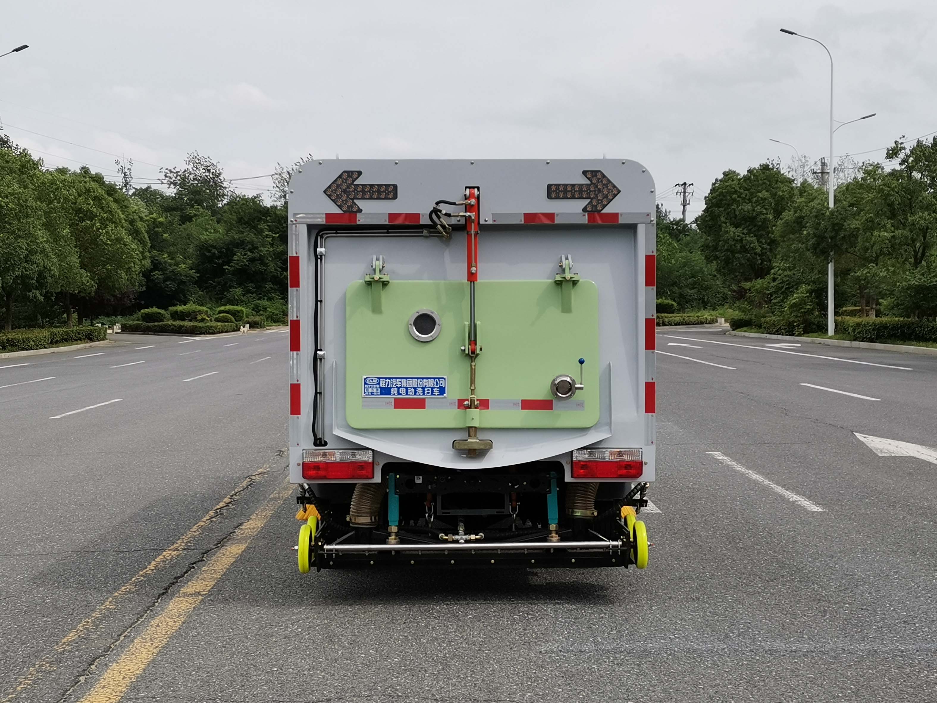 東風(fēng)途逸純電動(dòng)3.8方多功能洗掃車(chē)圖片5