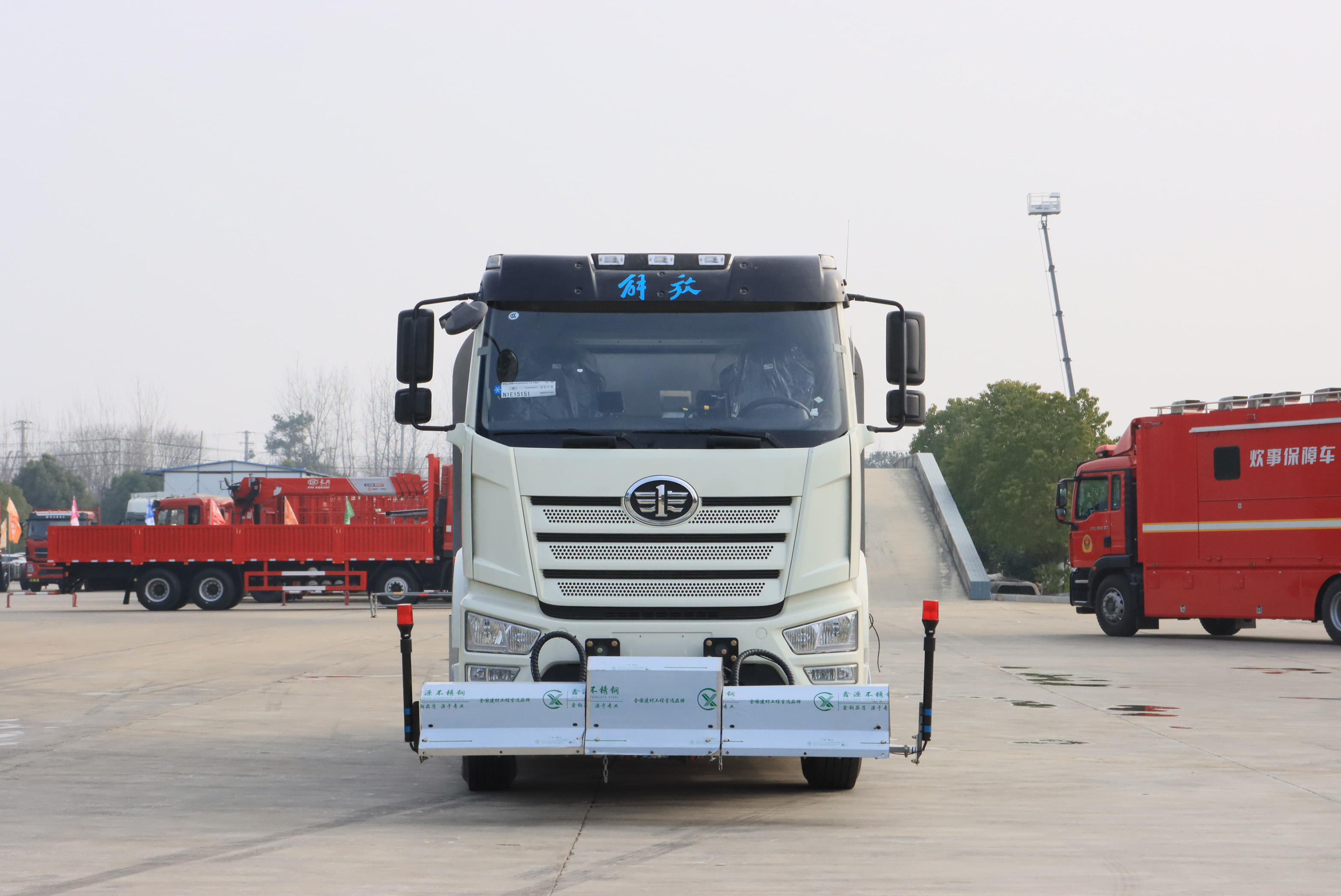FAW解放純電動(dòng)10方多功能清洗車(chē)圖片2