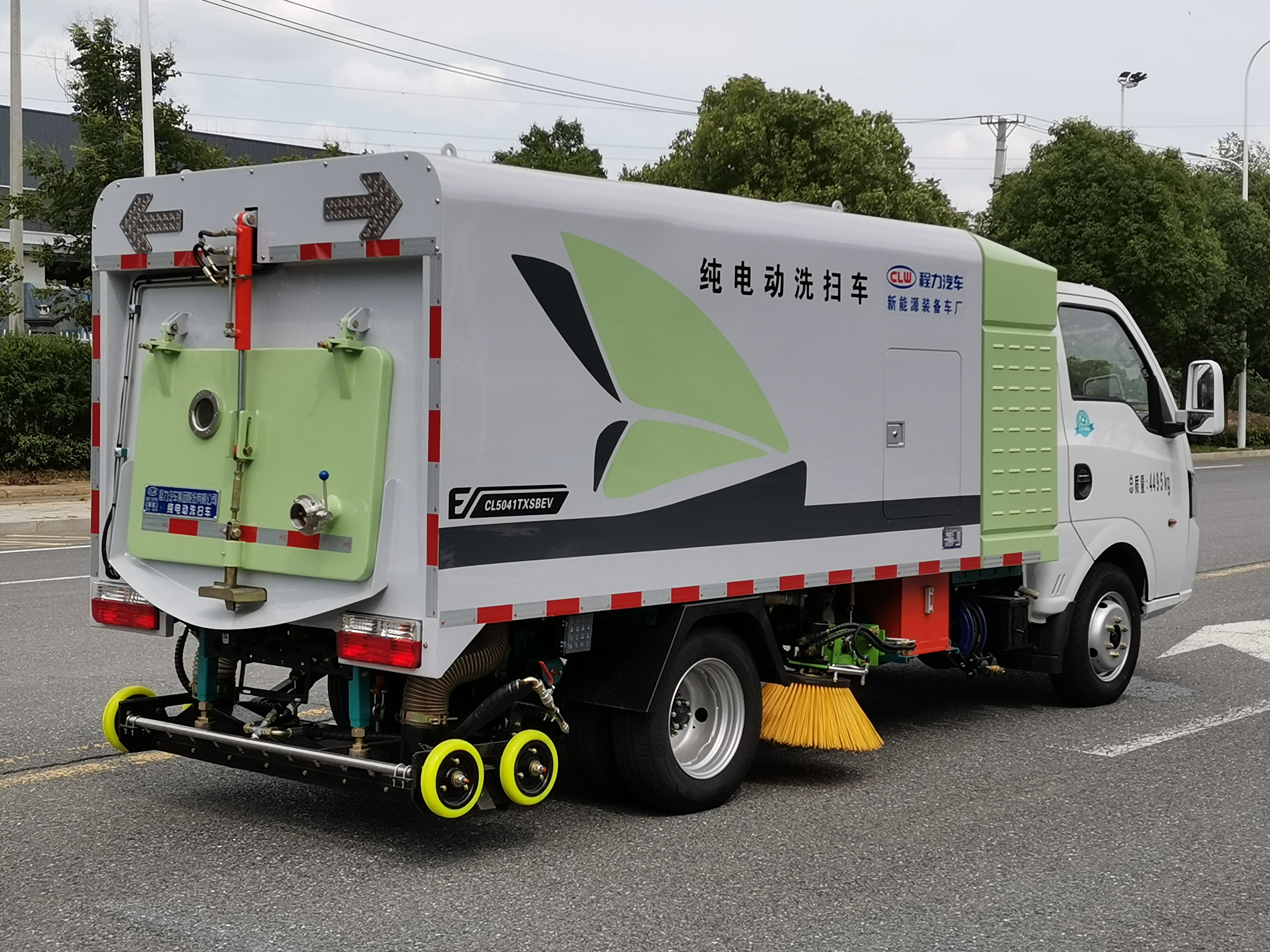 東風(fēng)途逸純電動(dòng)3.8方多功能洗掃車(chē)圖片4